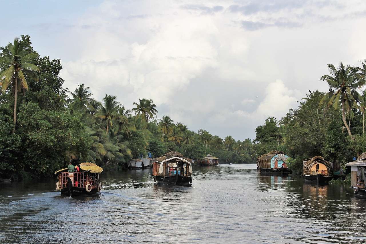 kumarakom tourist places in hindi