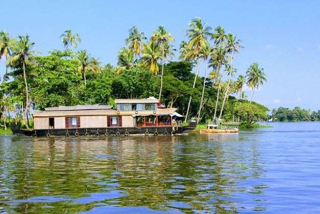 kumarakom tourist places in hindi